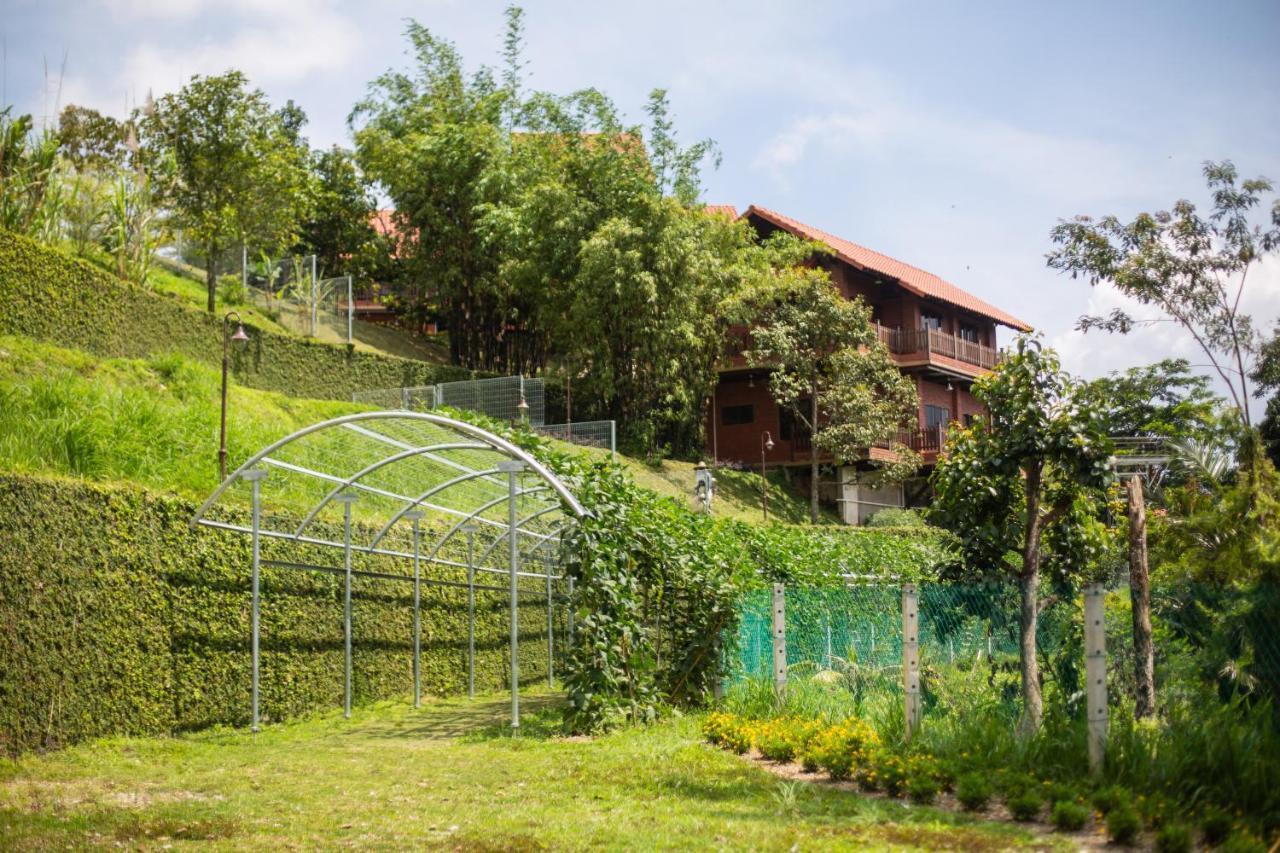 Red House The Garden Stay In Bukit Tinggi By Play Bentong Exteriér fotografie