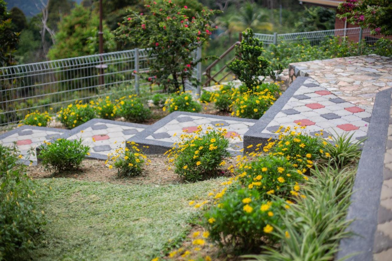 Red House The Garden Stay In Bukit Tinggi By Play Bentong Exteriér fotografie